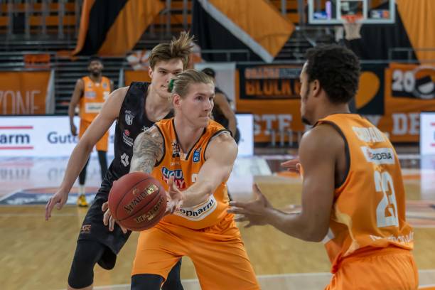 右脚球员盯 右脚球员盯